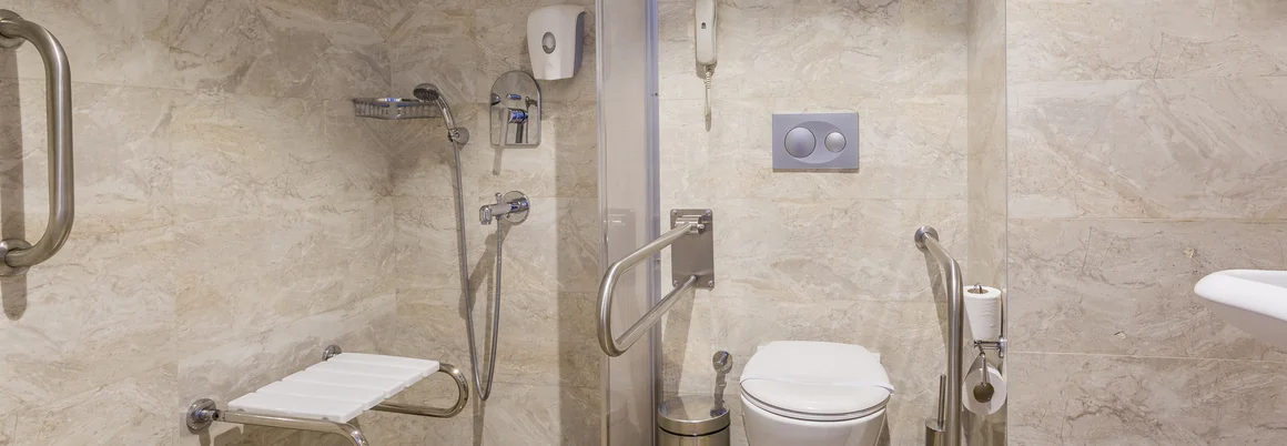 Barrierefreies Badezimmer mit Haltegriffen